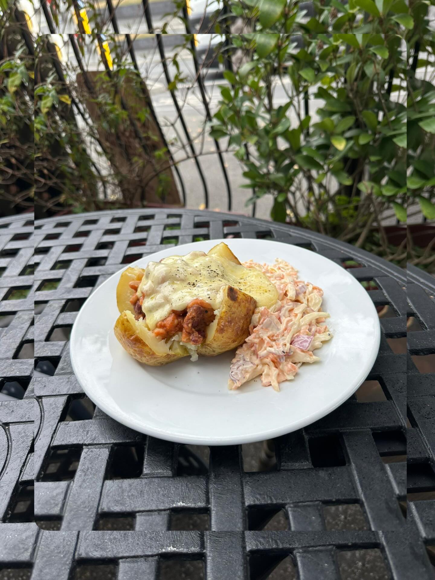 Jacket potato with chilli, cheese and slaw
